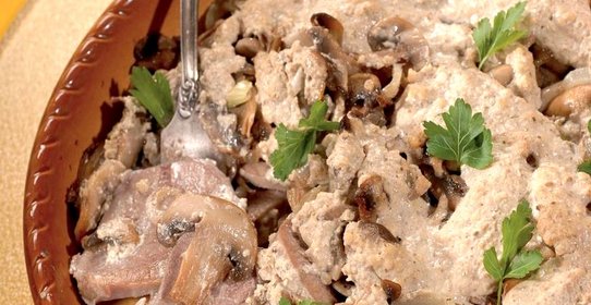 Язык, тушенный в сметане