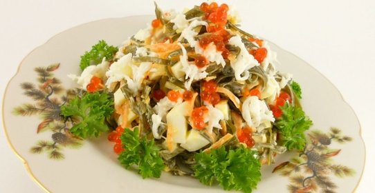 Салат из маринованной морской капусты