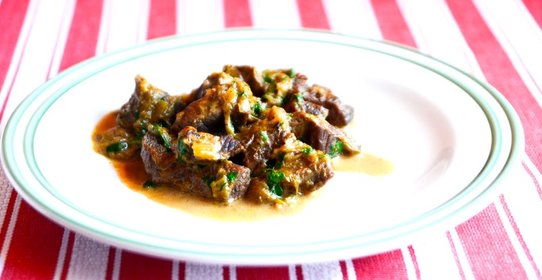 Тушеная говядина с луком-пореем