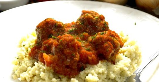 Кускус с рагу из баранины и томатным соусом с лепестками роз