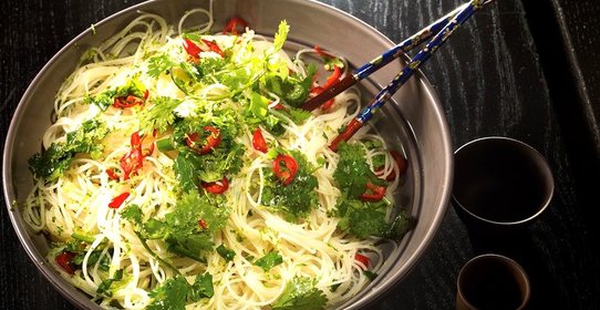 Салат из тонкой рисовой лапши, острого перца и кинзы