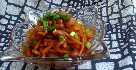 Теплый салат из фасоли с луком и морковью