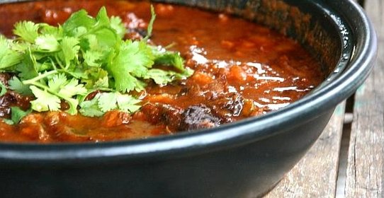 Говядина в казане с помидорами