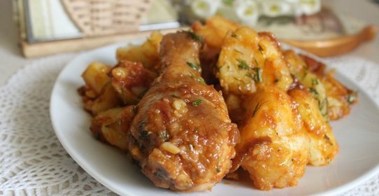 Куриные ножки с картофелем в томатном соке