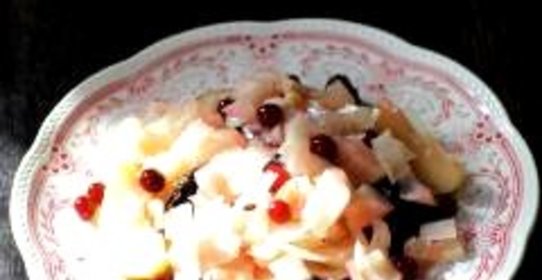Салат из квашеной капусты с маринованными фруктами