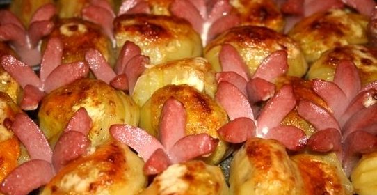 Картофель запеченный с сосисками