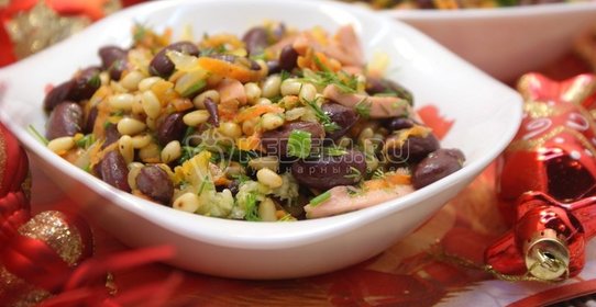 Салат с красной фасолью и кедровыми орешками