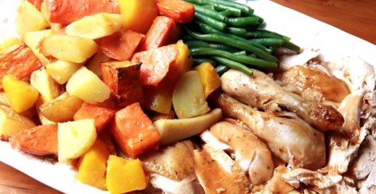 Гарнир из поджаренных в духовке картофеля, пастернака и моркови