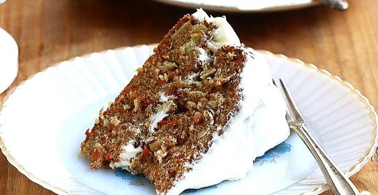 Морковный торт с орехами, кремом и глазурью