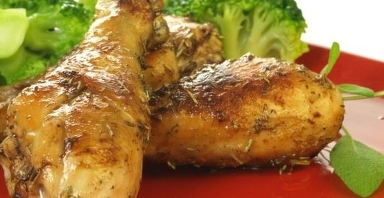 Куриные ножки с душистыми травами и брокколи