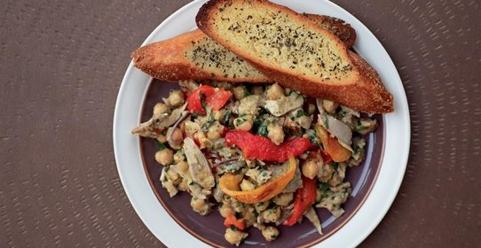 Сытный салат из нута с цесаркой и ореховой заправкой