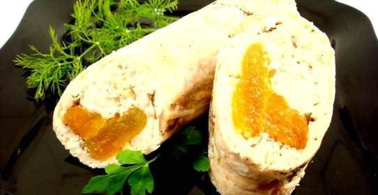 Куриный рулетик фаршированный сухофруктами
