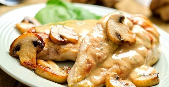 Курица под сырно-грибным соусом