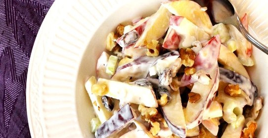 Салат из свежих яблок