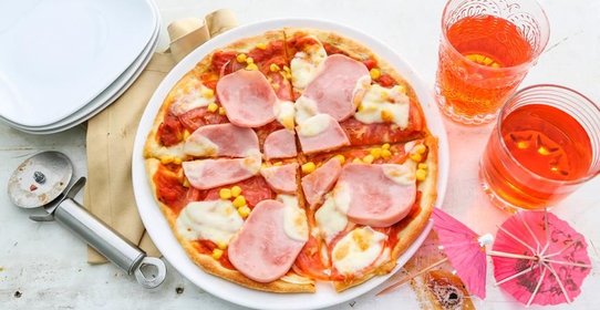 Пицца с колбасой