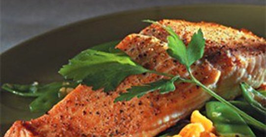 Филе семги, запеченное в духовом шкафу с репой и спаржевой фасолью в сидровом соусе