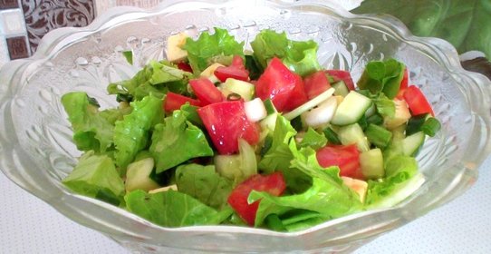 Салат овощной с сыром и зеленью