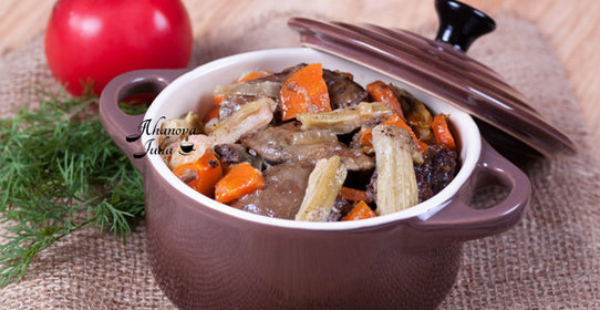 Куриная печень тушеная с ревенем