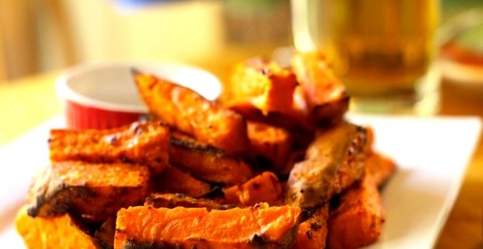 Запеченный сладкий картофель с пряностями