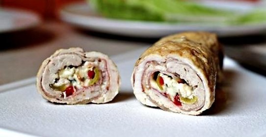 Мини рулеты из курицы с беконом и сыром