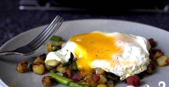 Жареный бекон с картофелем и спаржей