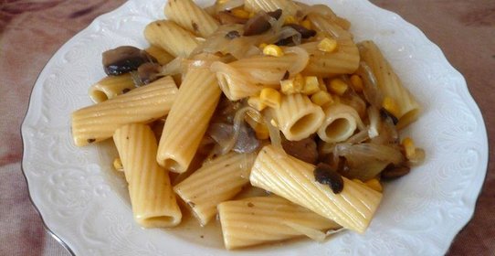 Постное рагу из макарон и кукурузы с грибами