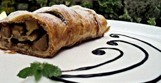 Яблочный рулет