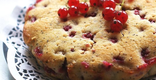 Пирог с маком и красной смородиной