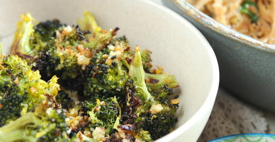 Брокколи с лимонной крошкой