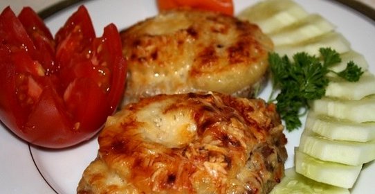 Мясо с ананасами и сыром