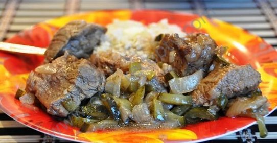Тушеное мясо говядины с солеными огурцами