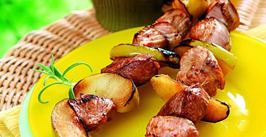 Шашлычки из индейки с яблоком