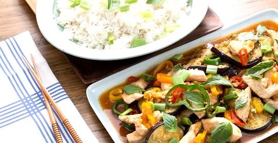 Куриная грудка с баклажанами и перцем