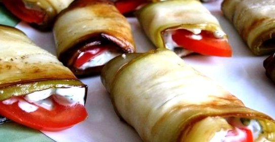 Рулеты из баклажанов с помидорами