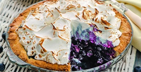 Пирог на желтках с черникой и меренгой