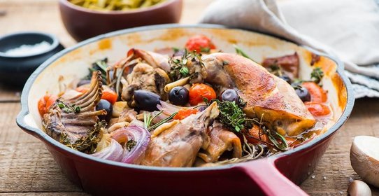 Запеченный кролик с маслинами пряными травами