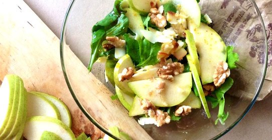 Салат с грушей и копченым сыром