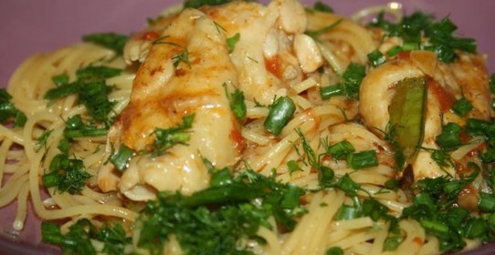 Спагетти с куриными бедрышками и томатным соусом с зеленым горошком