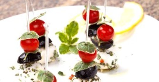 Канапе с маринованной в цитрусовом соке и фенхеле фетой, оливками и мятой