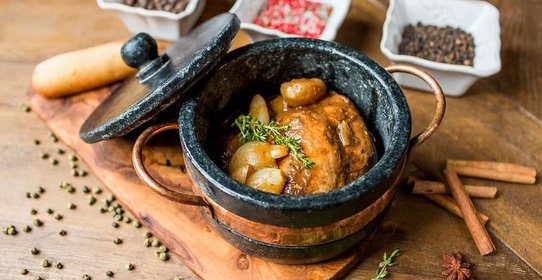 Кролик в красном вине с луком-шалот