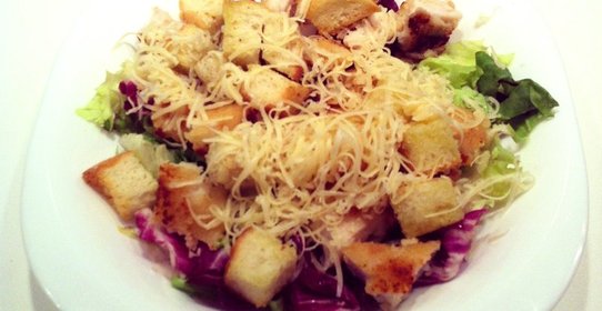 Салат «Цезарь» с сырным соусом