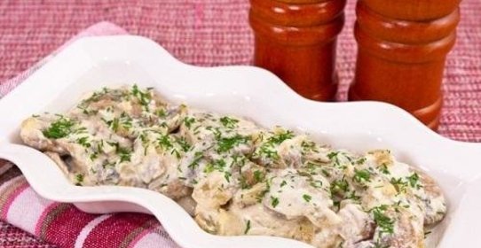 Грибы в сметане