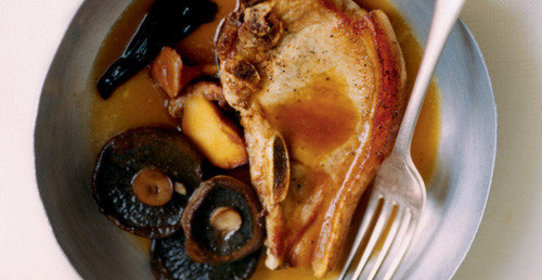 Свиные отбивные с грибным соусом