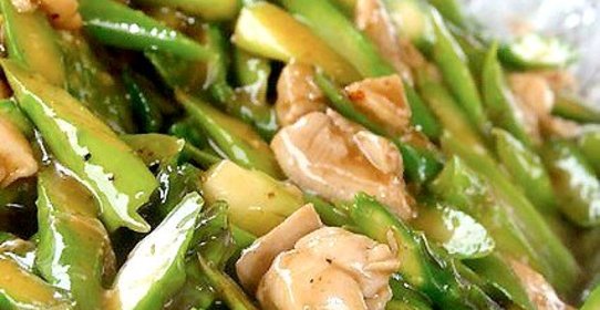 Жареная курица со спаржей и фисташками