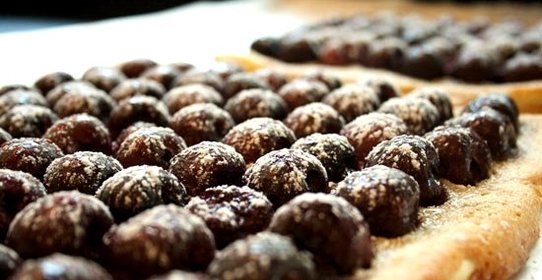 Пирог с вишней из слоеного теста