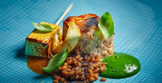 Поросенок с яблочным соусом и пастилой