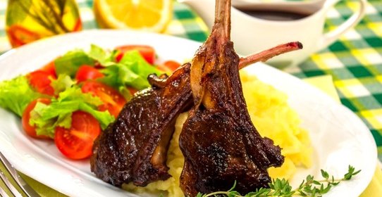 Маринованные бараньи ребрышки, жаренные на гриле