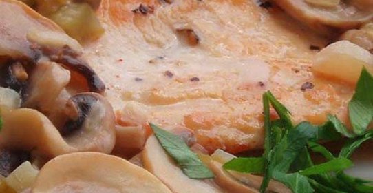 Куриные грудки в соусе из грибов и паприки