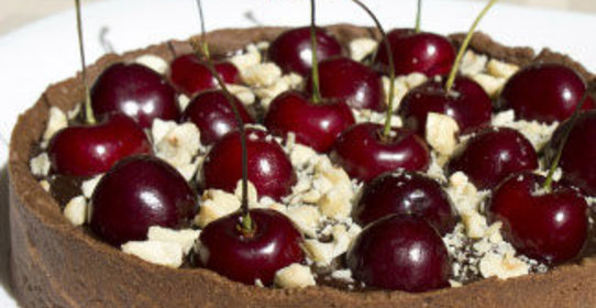 Шоколадно-ореховый тарт с черешней