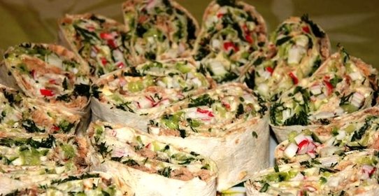 Рулет из лаваша с горбушей и крабовыми палочками